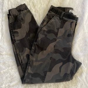 Hollister Ultra High Rise Jogger Camo